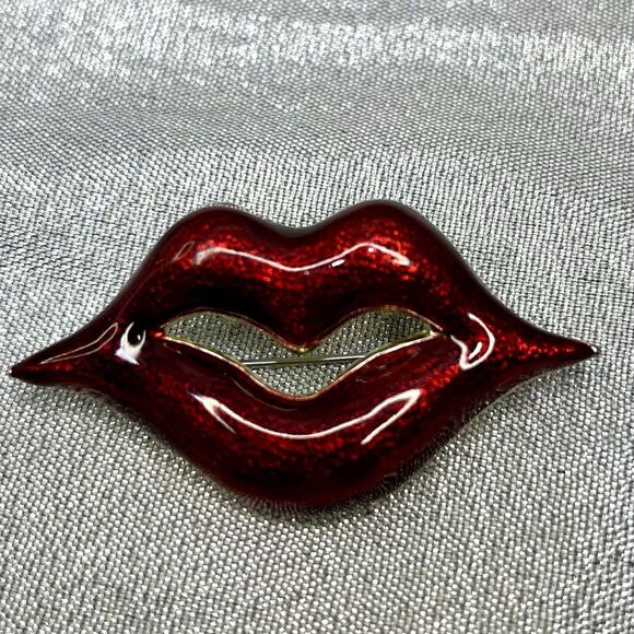 Vintage Red Lips Enamel Necklace Pendant or Brooch 2 in 1 - Picture 1 of 6
